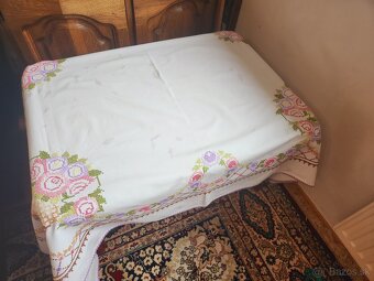 Nádherný biely obrus zdobený veľkými košami s ružovými a fia - 3