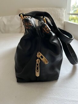 Kabelka čierna so zlatým kovaním. - 3