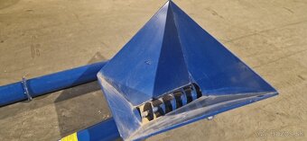 Šnekový dopravník "šikmý" s násypkou a motorom dole - 3