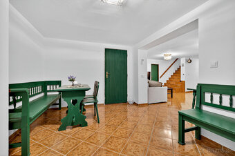 Na predaj - Priestranný 5-izbový rodinný dom s krytým bazén - 3