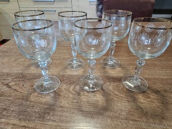 Vínové poháre s ornamentom. - 3