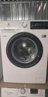 Z predu plnené práčky. - 3