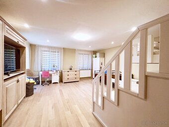 Na predaj impozantná štýlová 5-izbová rodinná vila - 3