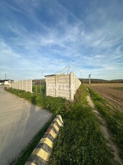 NA PREDAJ: kompletný stavebný pozemok 730m2 - Madunice - 3
