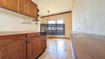 JEDINEČNÝ 3-IZBOVÝ BYT S TROMI LOGGIAMI A BALKÓNOM, 81 M2, D - 3