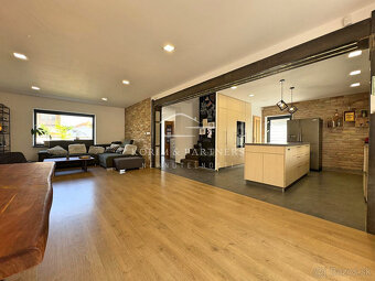 REZERVOVANÉ - Originálny rodinný dom na Leteckom poli,  Komá - 3