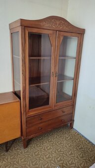 Starožitná vitrína (20.–30. roky, pôvodné sklo, masív - 3