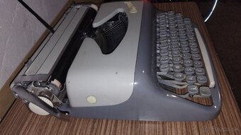 Predám písací stroj Consul - 3