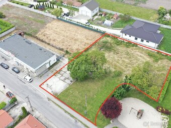 Stavebný pozemok 1550 m2 v strede obce pre bytovú výst… - 3