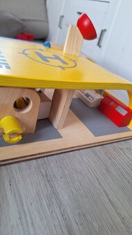 Drevená montessori stavebnica záchranná stanica sanitka, gar - 3