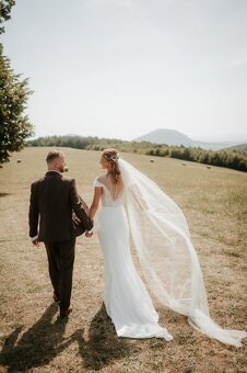 Elegantné svadobné šaty s perličkami - 3