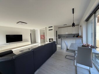 NOVOSTAVBA: zariadený BUNGALOV v obci Vieska Bezdedov (817m2 - 3