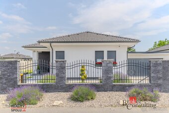 ✨ Štýlový 4-izbový bungalov s bazénom len 10 km od Bratislav - 3