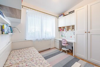 Priestranný byt s pozemkom a 2 park. miestami - 3