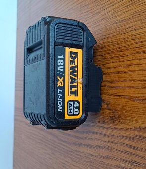 Nástenný držiak na organizáciu batérií DeWalt XR 18V - 3