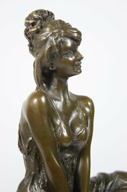 Bronzová socha mladej dámy na barovej stoličke, 29cm - 3