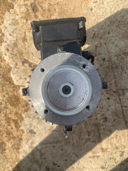 Predam motor s brzdou ako je na foto - 3