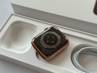 Zlaté Apple Watch 6 - 44mm - 3