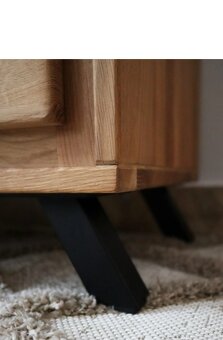 Dubový TV stolík - 3