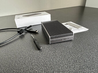 Qwiizlab SSD enclousure (externý obal) USB4/Thunderbolt 4 - 3