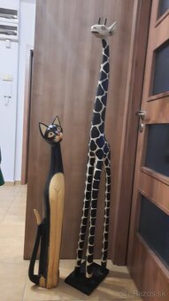 Drevená žirafa a mačka - 3