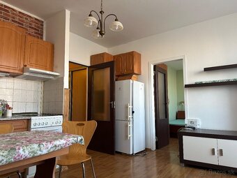 2garsónka so skvelou polohou na začiatku Petržalky - 3
