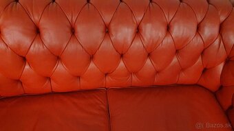 CHESTERFIELD ŠTÝL,KOŽENÁ SEDAČKA ČERVENÁ 2+1+TABURET - 3