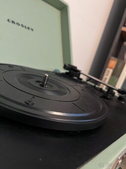 Štýlový gramofón Crosley v krásnej farbe - 3