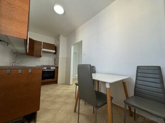 Prenajmeme veľkometrážny (cez 80 m2) 2-izb byt na Svetlej ul - 3
