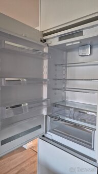 Whirlpool 70cm 400l vstavana kombinovana chladnicka - 3