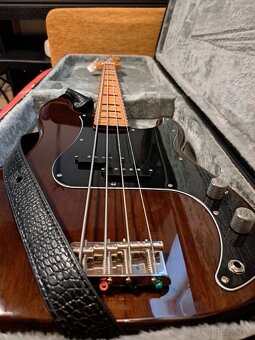 Basgitara Squier Classic Vibe '70s PB + pevný kufor - 3