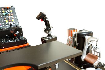 Predám herné kreslo so stolom a príslušenstvom - 3