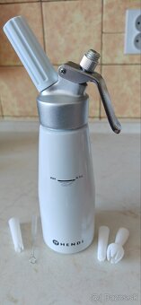 Tanier, príbor, fľaša na šľahačku, kôš - 3