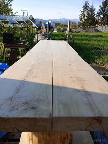 Velký drevený stol s lavicami - 3