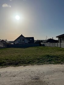 Krásny, slnečný pozemok v Párovských Hájoch na predaj. IS - 3