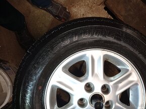 Predám pneu.zanovne s disky land Rover freelander 195/80r15 - 3