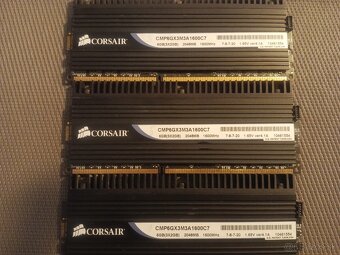 7 x 2 GB DDR3 Corsair + 1 x 4 GB DDR3 Kingston - 3