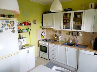 Prenajom izby s príslušenstvom a loggiou v trojizbovom byte, - 3