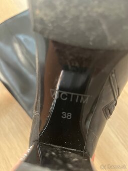 Kožené čierne čižmy s ozdobným podpätkom - 3