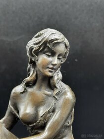 Dáma na barovej stoličke - 27 cm - Bronz - 3