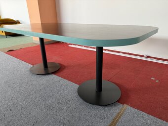 Pevny stol D:2m x Š:1.11m x V:0.8m - 3
