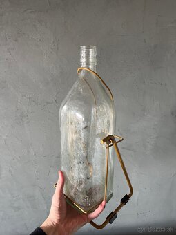 Prázdna sklenená fľaša v stojane - 3