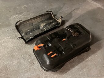 Predám nádrž Suzuki Vitara 1 benzín - 3