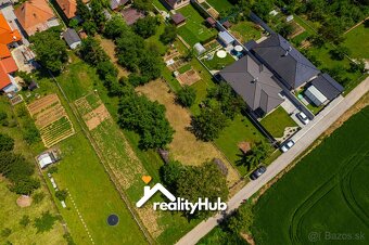 Slnkom zaliaty stavebný pozemok v Horných Chlebanoch - 3