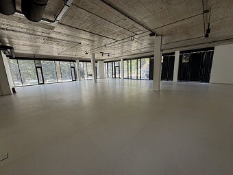 Prenájom prestížneho showroom priestoru 251m² (prízemie) na - 3