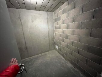 Garážové státie s kobkou v Rači - 3