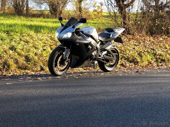 Yamaha YZF R1 - 3