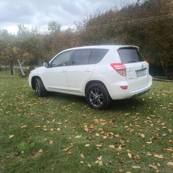 Predám Toyota RAV4 2,0 benzín 116kw 4x4 , biela perleť - 3