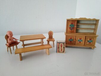 Stará, dřevěná jídelna s panenkou-izbička s bábikou - 3