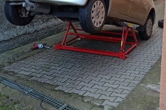 Zdvihak pojazdný nožnicový 1,5T - 3